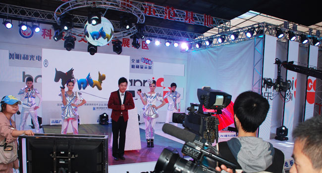 ������LED������ʾ��, ���ܻ�Ӱ����̨LED�ƾ�, ��Ч�����ʹ���LED�ƾ�