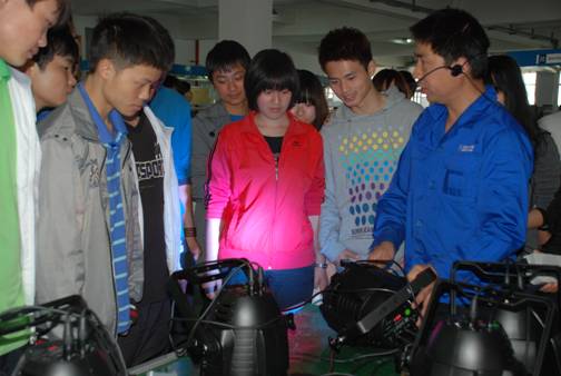 �ҹ�˾����ְԱΪͬ���ǽ�˵LED�Ƶ�װ�乤��