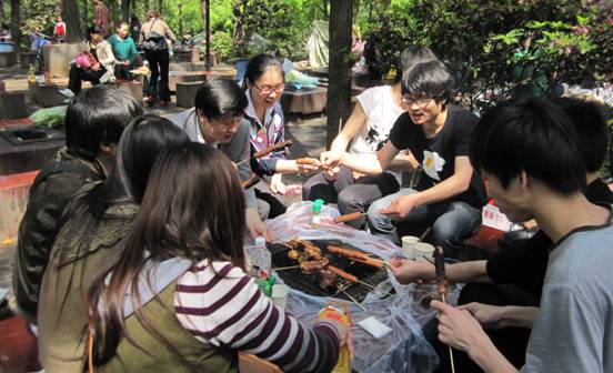 �������ʮ��ĳ�ɳ�Ͻ���԰�տ��˶�