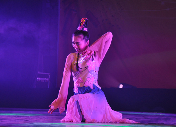 �ڰ˽�����񽱾�ĿŮ�Ӷ��衶����˵��