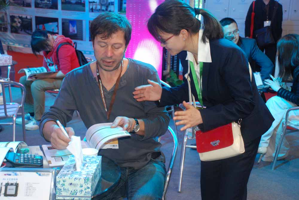 ����Ա������ͻ��ֳ�Ǣ̸