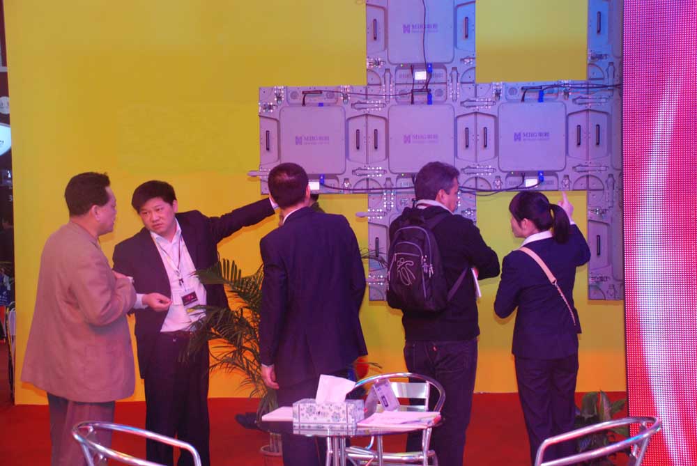 P4.5����ѹ����LED���ײ�װ������ṹ�������ڶ�ͻ���ע